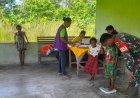 Babinsa Koramil Sarmi Dampingi Pelayanan Kesehatan di Kampung Waskey