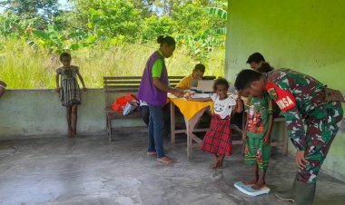 Babinsa Koramil Sarmi Dampingi Pelayanan Kesehatan di Kampung Waskey